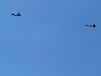 přelet gripenů.